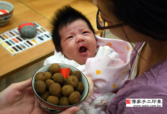 於寶寶(新北永和區嬰兒寶寶滿月剃頭理髮、免費嬰兒剃胎毛儀式吉祥話)。中國風會場，爸媽寶貝免費穿「日中韓」古裝禮服。專業拍照、DVD光碟、證書。★購買「臍帶章、肚臍章、胎毛筆刷印章」贈送：剃頭、收涎、抓周，三選一。 2015.09.06 照片6